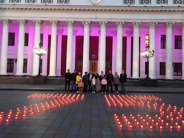 В Одессе перед зданием мэрии зажгли свечи