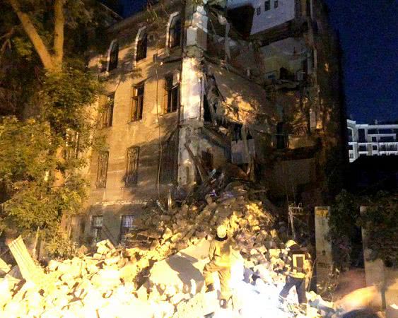 В Одессе опять обрушение: рухнула часть здания четырехэтажного жилого дома