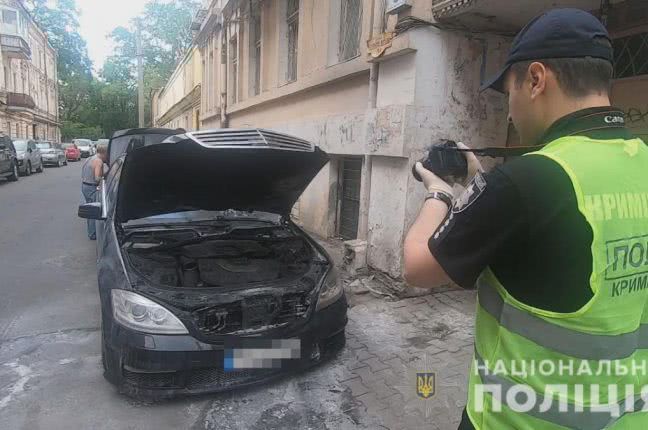 Жителей Днепропетровской области, которые подожгли авто адвоката в Одессе, взяли под стражу с миллионными залогами