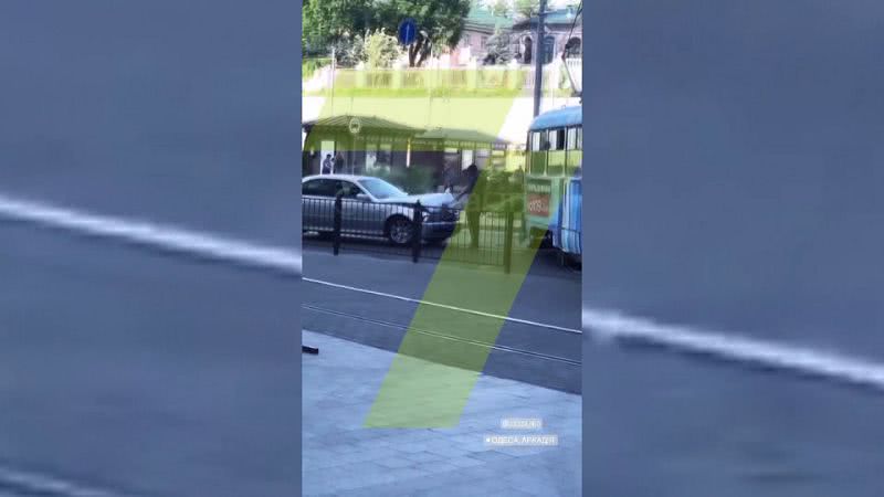 В Аркадии водитель «БМВ» не уступил дорогу трамваю (видео)