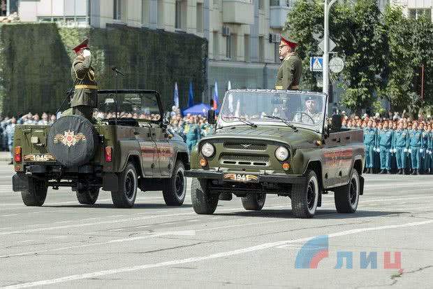 В ЛНР и ДНР прошли парады к 75-летию Великой Победы
