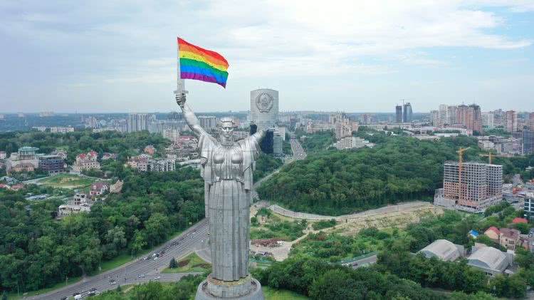 Скандал в Киеве: Родина-мать с флагом геев и лесбиянок, простые украинцы возмущены