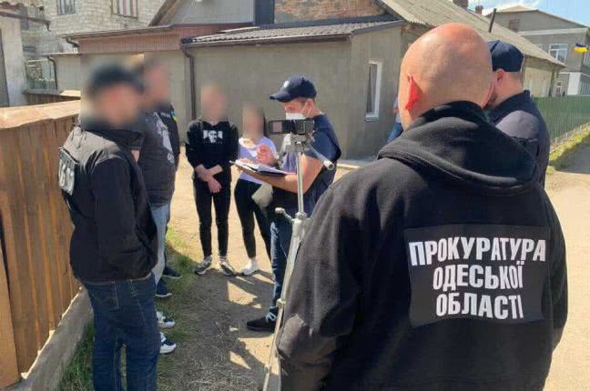 В Одессе задержали таможенника, который требовал деньги за оформление грузов