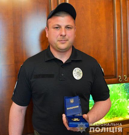 Полицейского, спасшего женщину от насильника в Белгород-Днестровском, наградили знаком почета