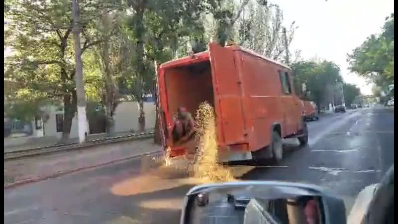 В мэрии пояснили вчерашнюю посыпку дорог песком: технология ремонта в этом году почему-то дала сбой