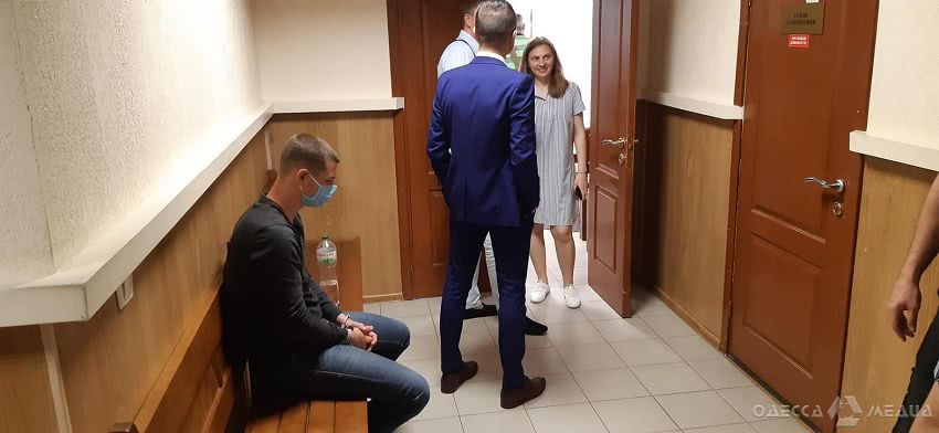 Поджигателей авто в Одессе взяли под стражу с миллионными залогами