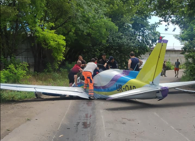 «Люди вмирають на моїх очах»: очевидець аварії літака в Одесі розповів, що швидка їхала дуже довго