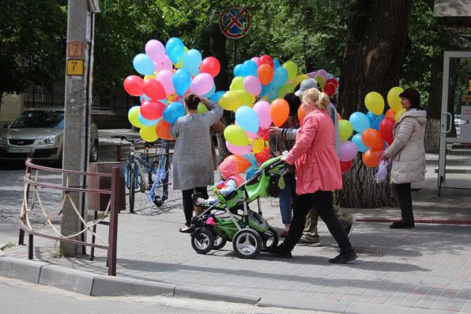 В Белгороде-Днестровском детям дарили улыбки и воздушные шары
