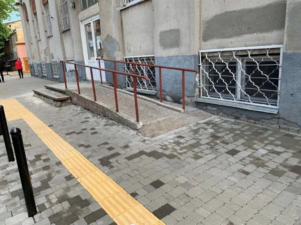 На Торговой возле 14-ой поликлиники обустроили тротуар для людей с инвалидностью