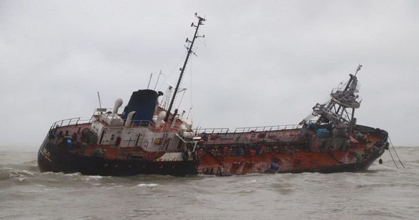 Затонулий в Одесі танкер Delfi можна прибрати не раніше вересня — Труханов
