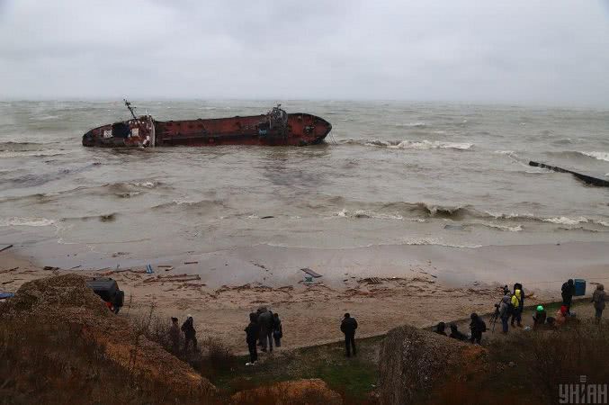 В Одесі закрили пляж, біля якого зазнав аварії танкер «Делфі»