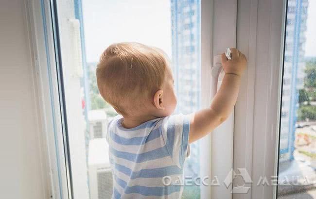 В Черноморске из окна многоэтажки выпала двухлетняя малышка