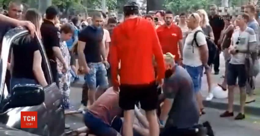 ДТП в Одесі: некероване авто збило двох людей на тротуарі
