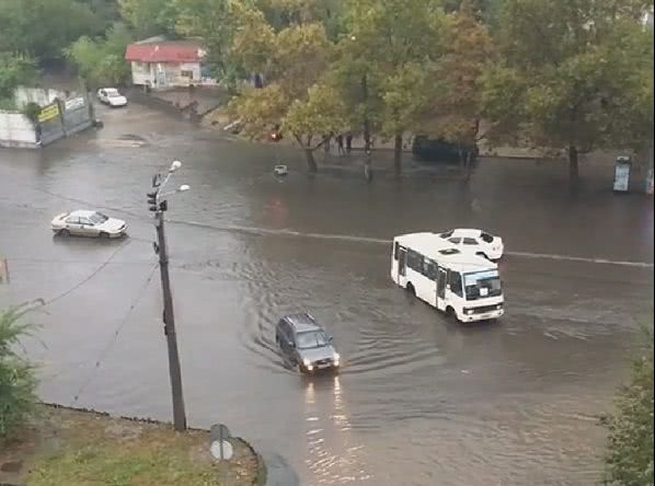 Сильный ливень превратил улицы Одессы в реки, в которых плавают автомобили (фото, видео)