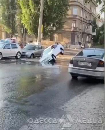 На Молдаванке два автомобиля провалились в одну и ту же яму