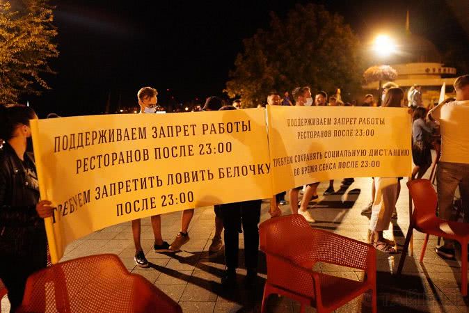 Возле Дюка протестовали работники одесских ресторанов и ночных клубов Возле Дюка протестовали работники одесских ресторанов и ночных клубов