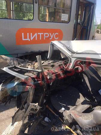 Машина «всмятку»: на Черемушках из-за аварии временно перестал курсировать трамвай (фото, видео)