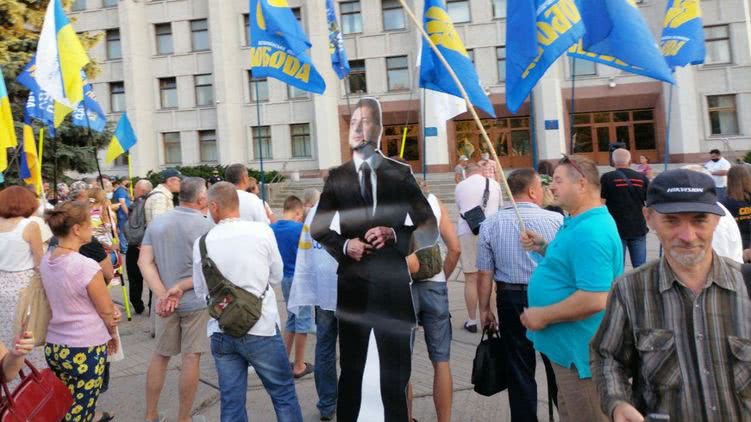 Сторонники Порошенко и радикалы на митинге в Полтаве "повесили" Зеленского