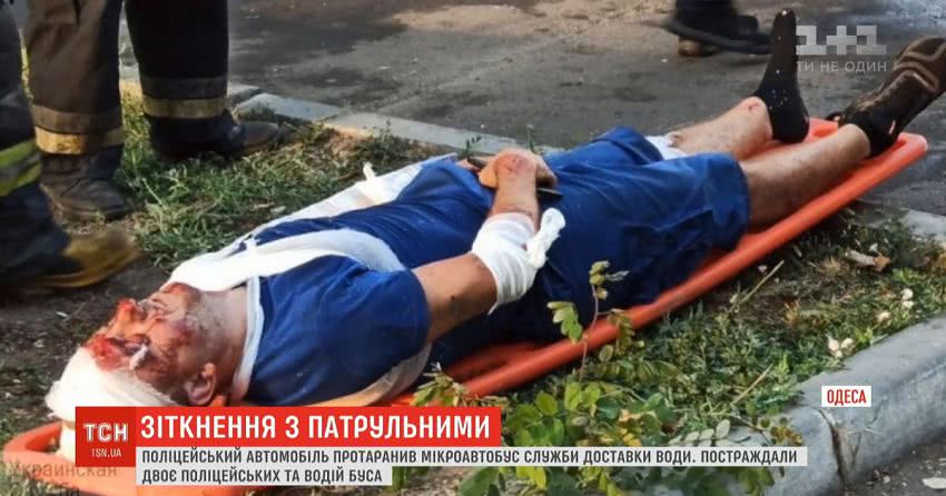 В Одесі поліцейське авто протаранило мікроавтобус служби доставки води