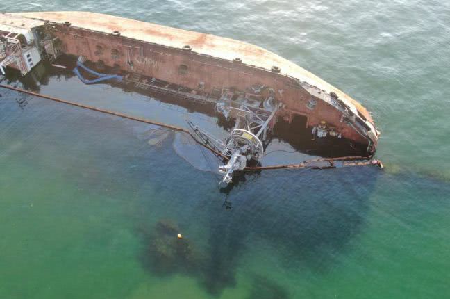Ущерб экологии Черного моря от затонувшего в Одессе танкера Delfi оценили минимум в $20 000