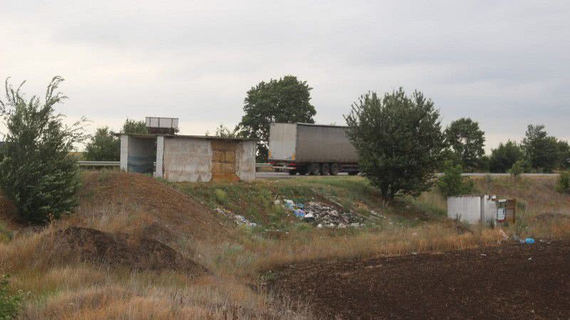 В Одесской области международную трассу превратили в свалку (фото)
