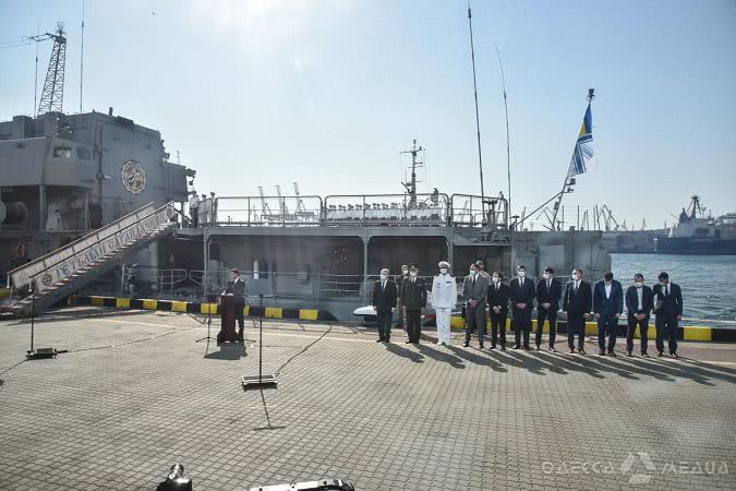 Награждение орденами и парад кораблей: в акватории Одесского залива отметили день Военно-морских сил Украины (фоторепортаж)