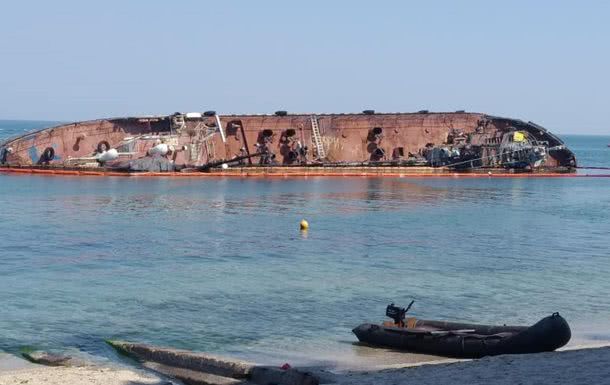 В Одессе с двух попыток не смогли поднять затонувший танкер Delfi