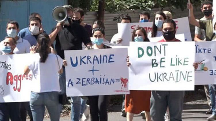В армянской столице пикетировали и облили борщом Украинское посольство