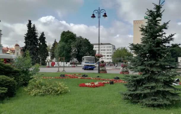 В центре Луцка неизвестный мужчина держит пасажиров автобуса в заложниках