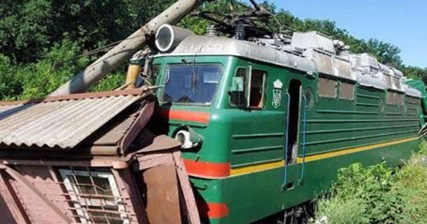В Одеській області потяг зійшов з колії і розтрощив будинок