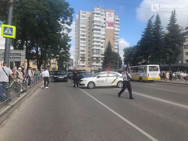 В центре Луцка неизвестный мужчина держит пасажиров автобуса в заложниках