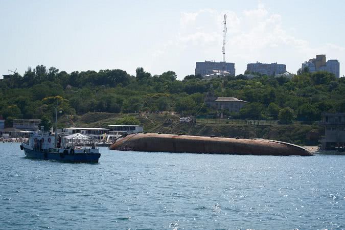 Зеленський ознайомився з ходом робіт з підйому танкера «Делфі», який зазнав аварії на узбережжі Одеси