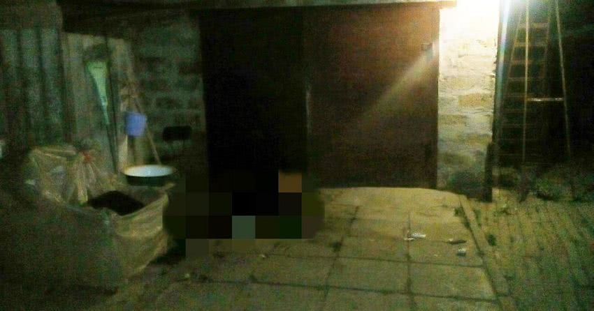 В Одеській області власник будинку побив гостя лопатою і намагався його спалити
