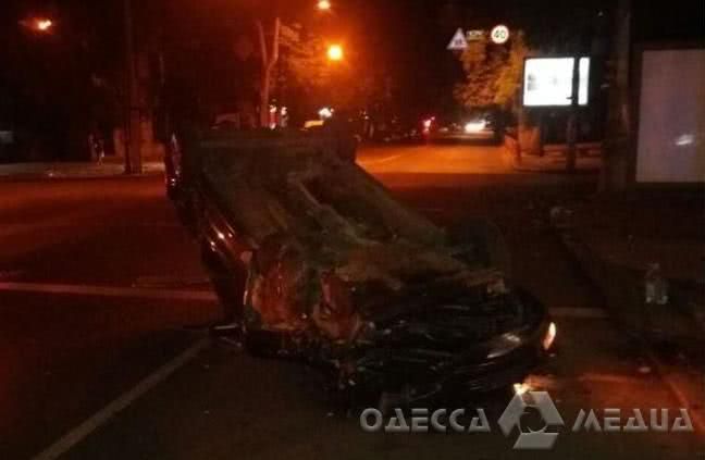 В ночной аварии в центре Одессы перевернулась машина: один из водителей попал в больницу