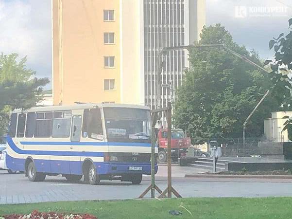 В центре Луцка неизвестный мужчина держит пасажиров автобуса в заложниках