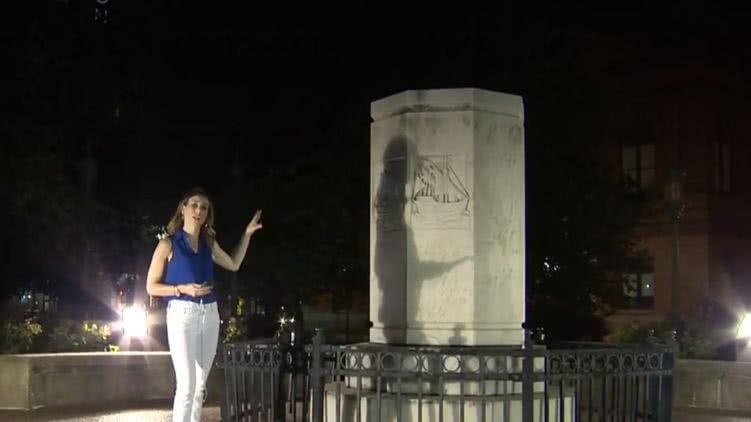 В Балтиморе протестующие повалили статую Колумбу