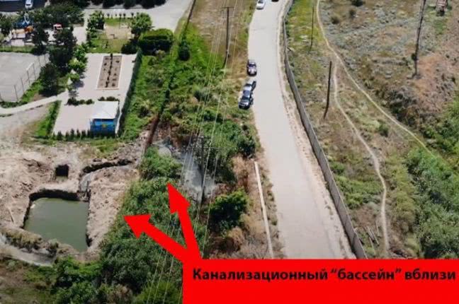 В элитном поселке под Одессой сливают канализационные стоки под забором