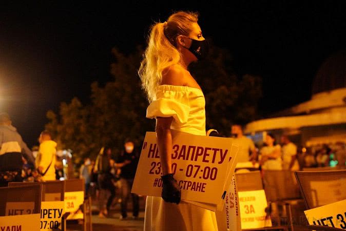 Возле Дюка протестовали работники одесских ресторанов и ночных клубов Возле Дюка протестовали работники одесских ресторанов и ночных клубов