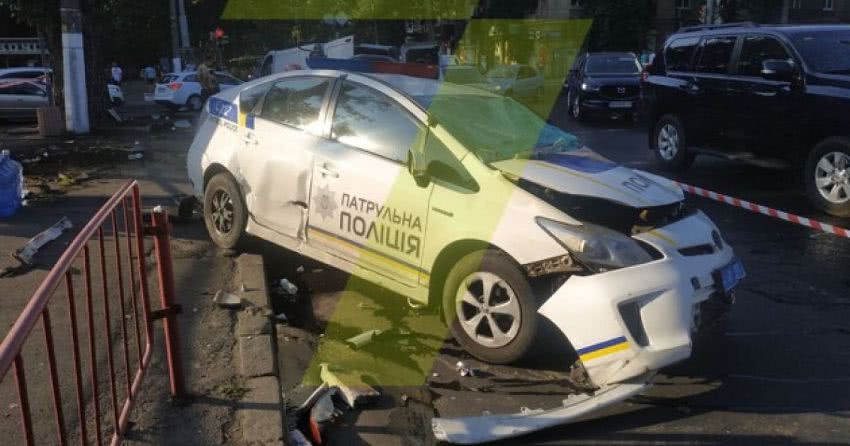 В Одесі автомобіль патрульних потрапив у аварію з мікроавтобусом: є постраждалі