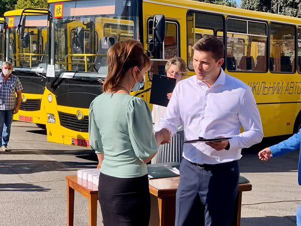 В школы Тарутинского и Белгород-Днестровского районов отправили новые школьные автобусы (фото)