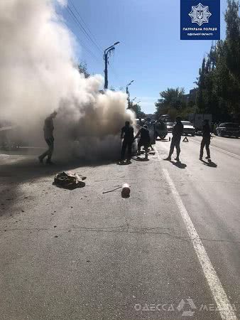 В Одессе до приезда спасателей горящее авто тушили патрульные (фото)