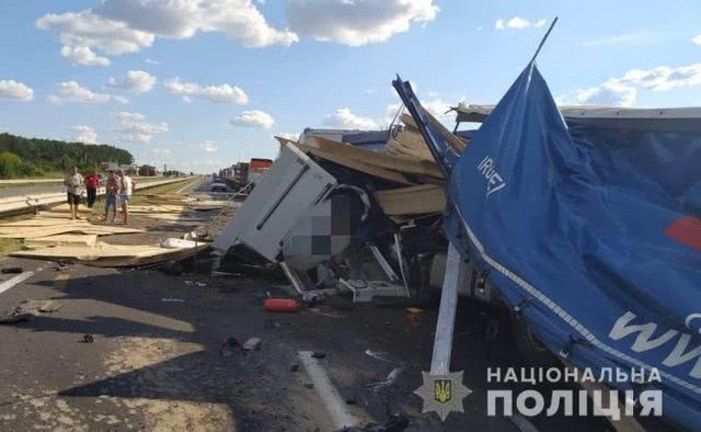 На трасі Київ – Одеса водій вантажівки в’їхав у фуру: є загиблі – фото