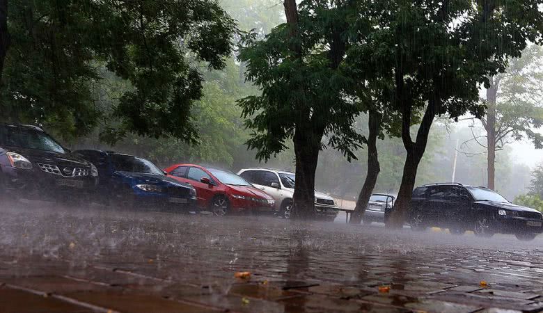 В Одесі пройшла потужна злива з грозою: затоплена Аркадія, автівки у воді – фото, відео