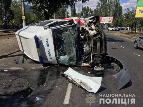 В Одесі внаслідок ДТП перекинулась «швидка», є постраждалі