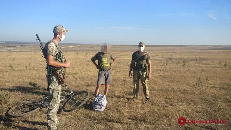 В Одесской области пограничники задержали велосипедиста в футболке с надписью «Россия»