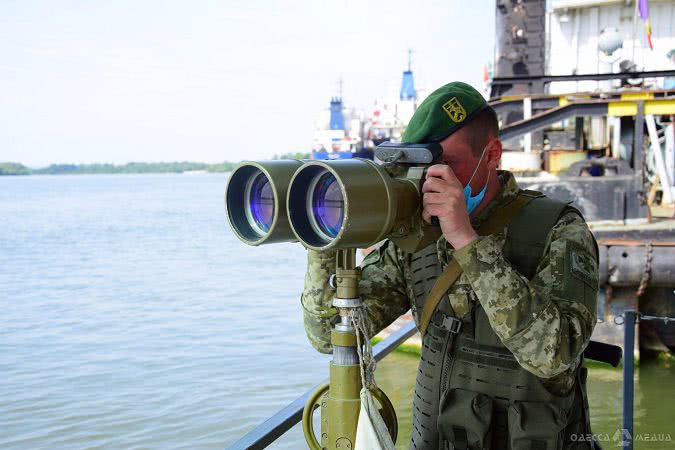 На юге Одесской области пограничник и местный житель спасли тонущую женщину