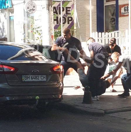 В Одесі невідомі схопили і заштовхали хлопця до авто: що трапилось