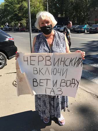 Одесситы перекрыли движение транспорта: обещают бессрочную акцию протеста