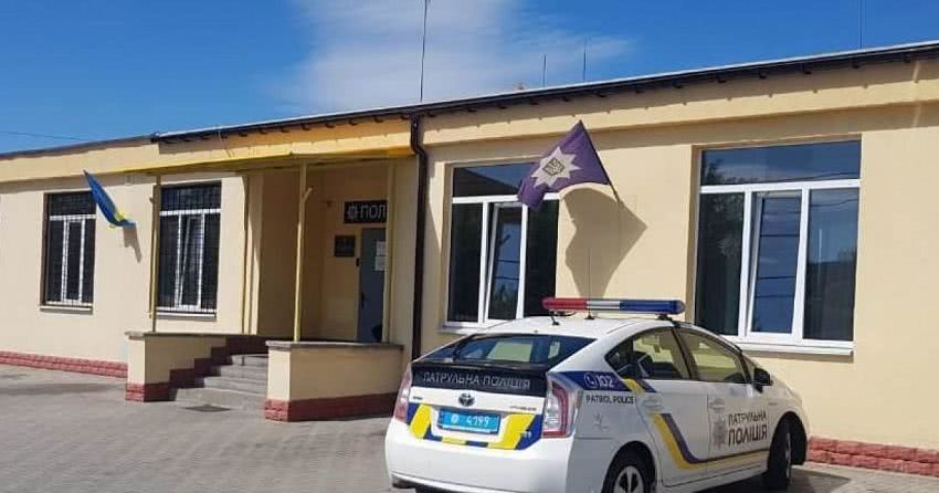 Змінили номери та скористалися евакуатором: в Одесі патрульний зі спільником викрали авто