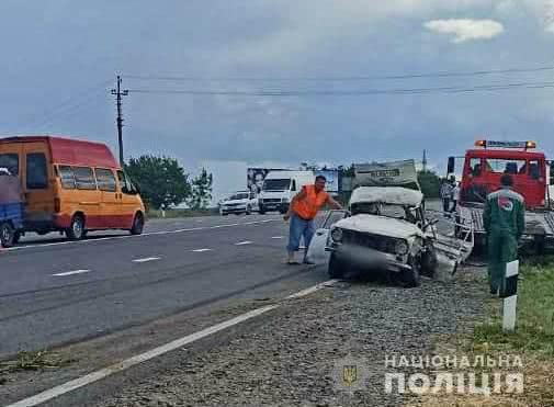 «ВАЗ» при обгоне выехал на встречку и столкнулся с микроавтобусом, пострадали три человека